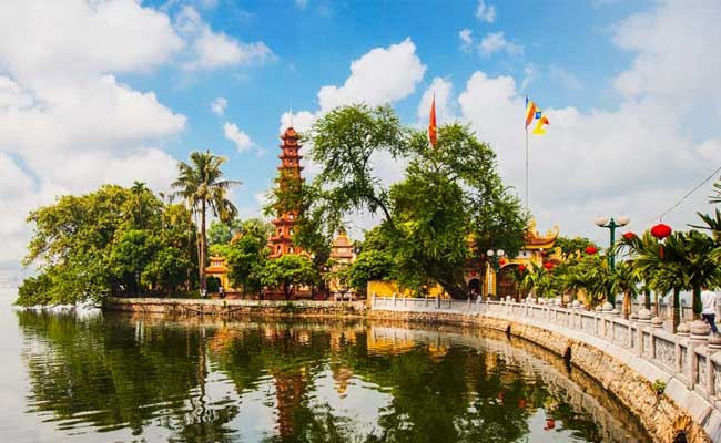 visit hanoi tran quoc pagoda